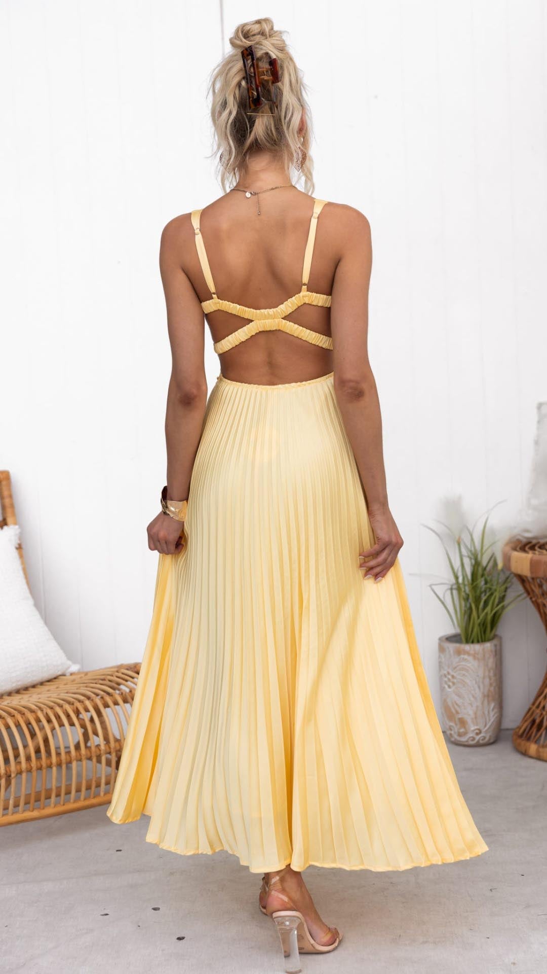 VELLORÉ | Vestido largo plisado con escote en V – elegante y femenino