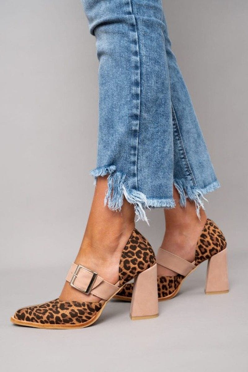 VELLORÉ | Tacones de bloque con estampado de leopardo audaz para un efecto wow