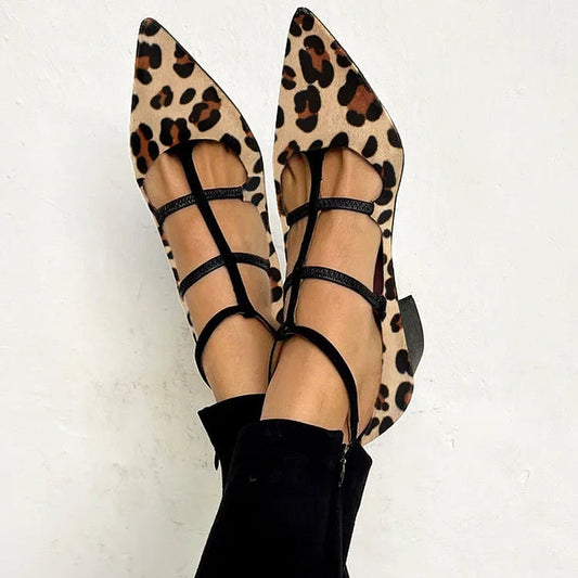 VELLORÉ | Bridget - Zapatos con tacón y correa de leopardo