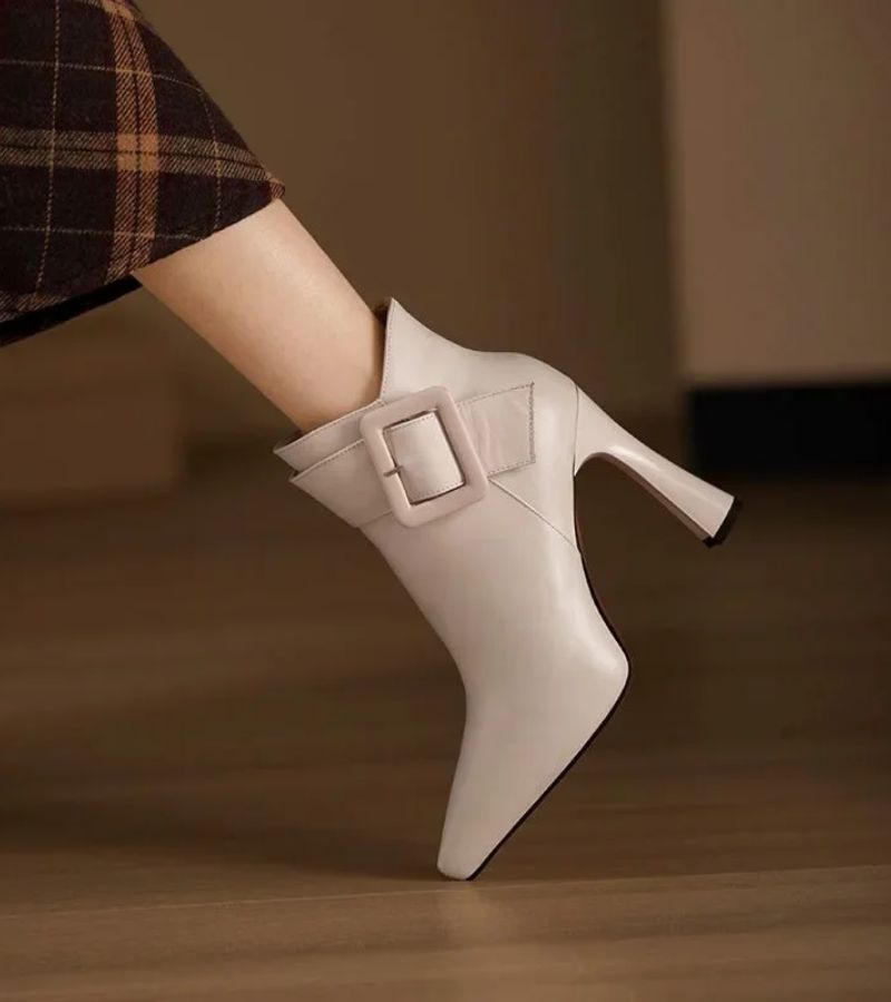 VELLORÉ | Botines de tacón con hebilla oversize – chic y a la moda