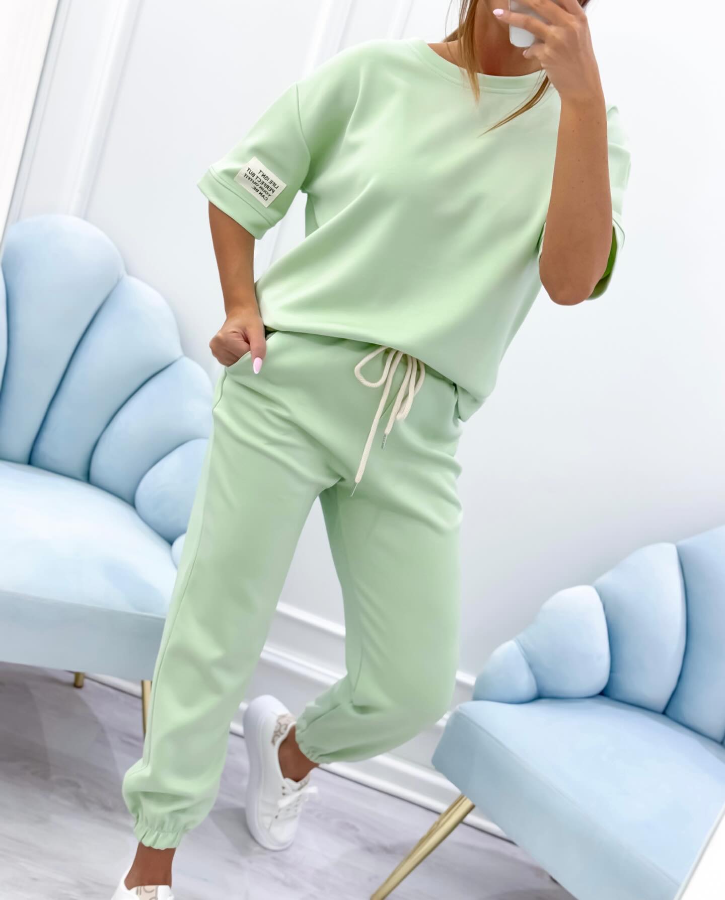 VELLORÉ | Conjunto casual para mujer con top y pantalón lisos, cómodo y con estilo