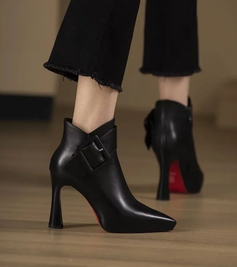 VELLORÉ | Botines de tacón con hebilla oversize – chic y a la moda