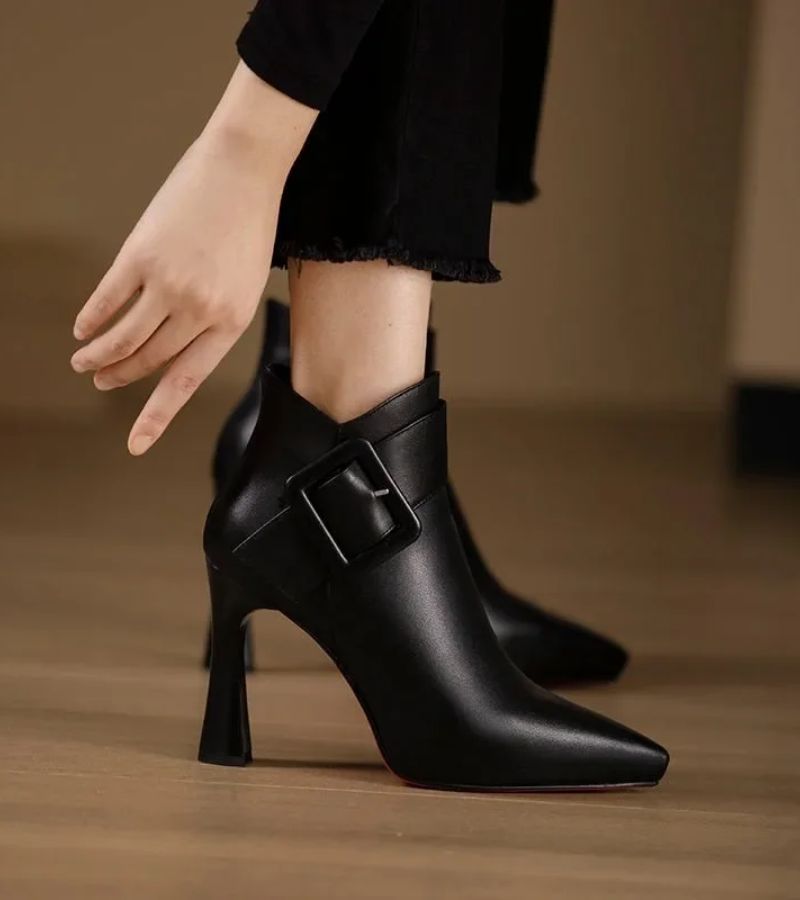 VELLORÉ | Botines de tacón con hebilla oversize – chic y a la moda