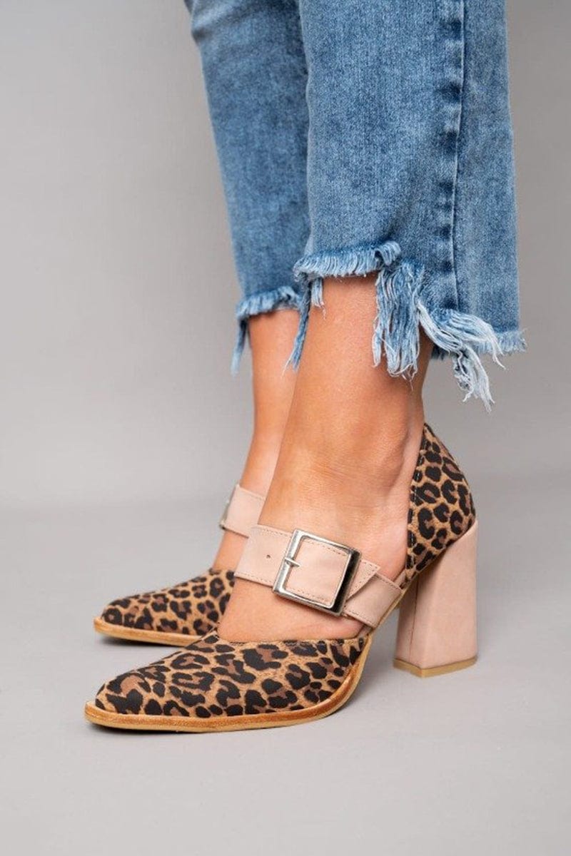 VELLORÉ | Tacones de bloque con estampado de leopardo audaz para un efecto wow
