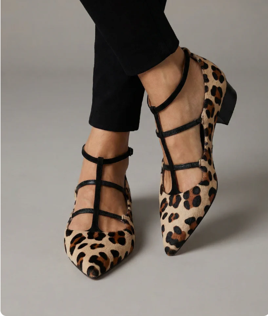 VELLORÉ | Bridget - Zapatos con tacón y correa de leopardo