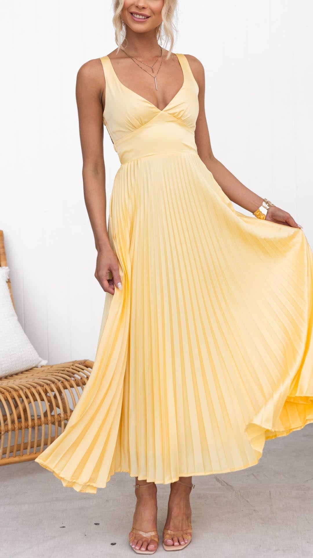 VELLORÉ | Vestido largo plisado con escote en V – elegante y femenino