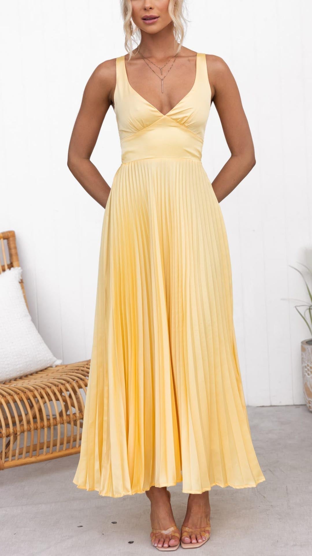 VELLORÉ | Vestido largo plisado con escote en V – elegante y femenino