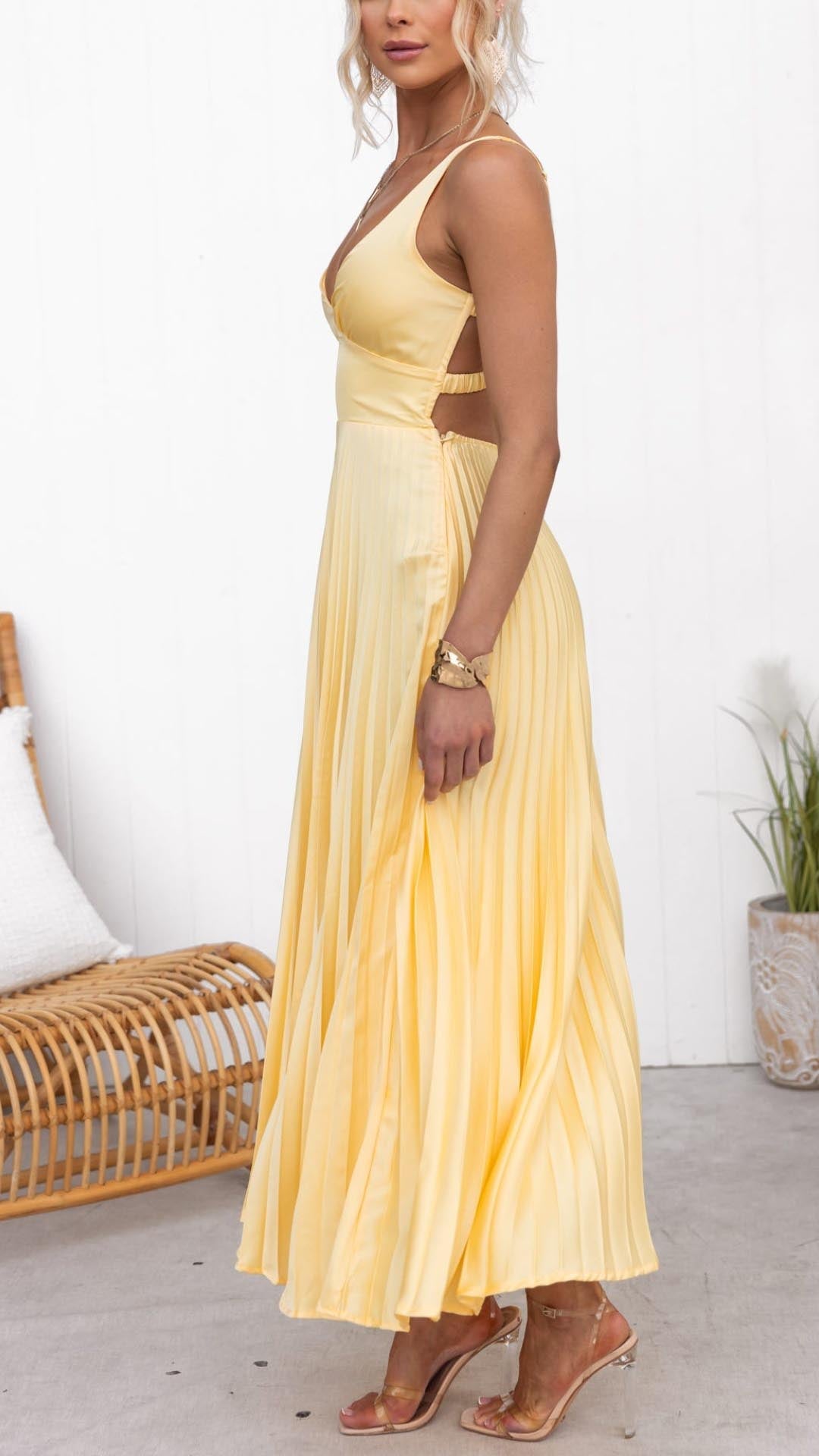 VELLORÉ | Vestido largo plisado con escote en V – elegante y femenino