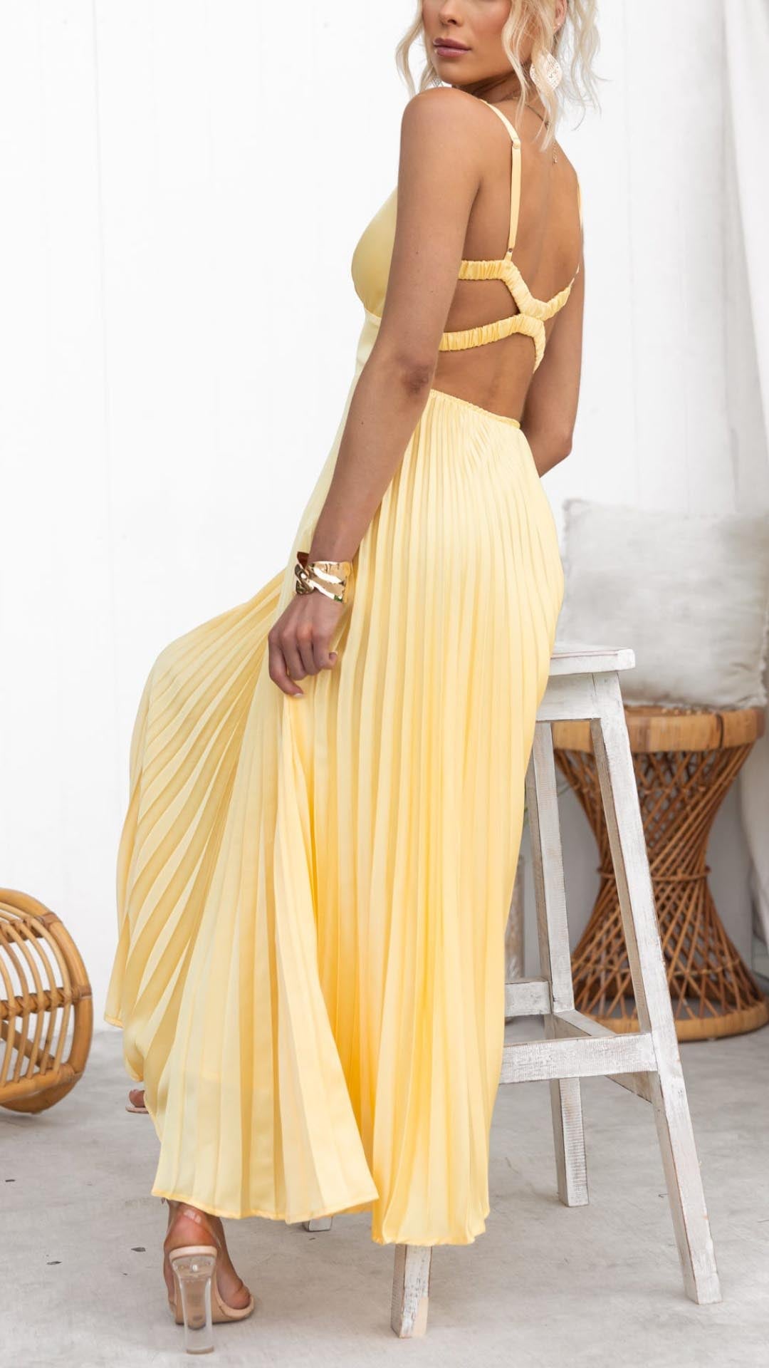 VELLORÉ | Vestido largo plisado con escote en V – elegante y femenino