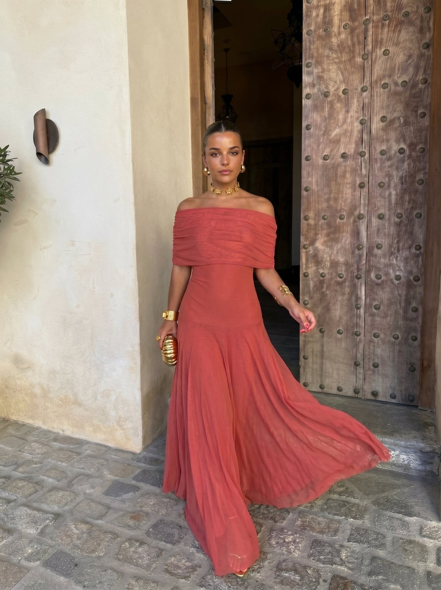 VELLORÉ | Vestido elegante sin tirantes de malla